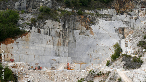 Blocchi di marmo bianco tagliato a Carrara