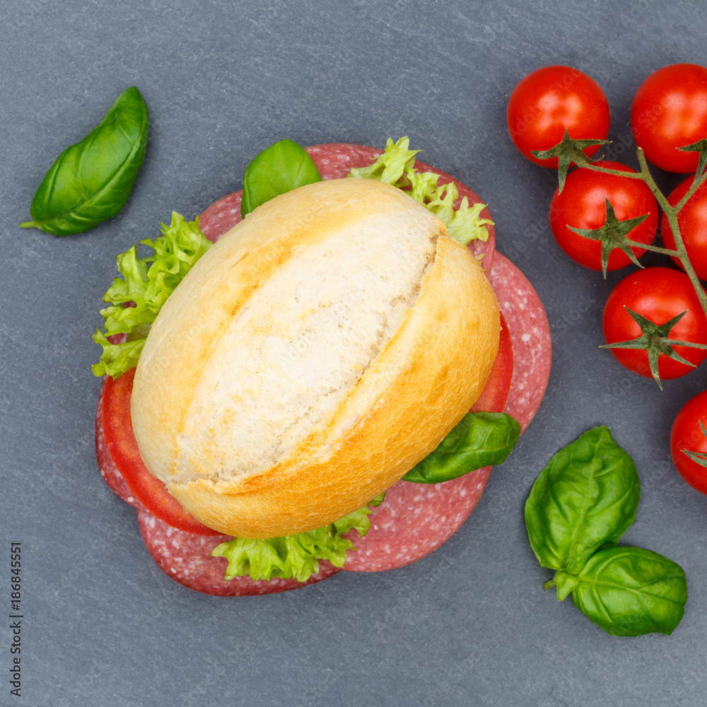 Brötchen Sandwich Baguette belegt mit Salami Schinken Quadrat von oben ...