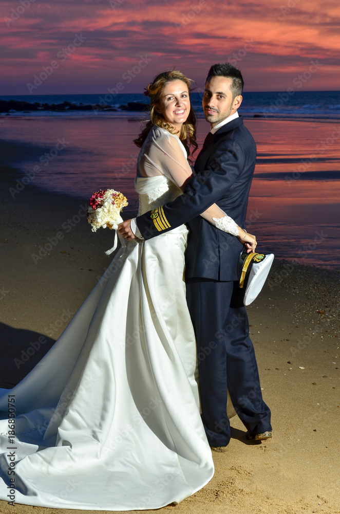 Pareja de recién casados en la playa por la noche. foto de Stock | Adobe  Stock