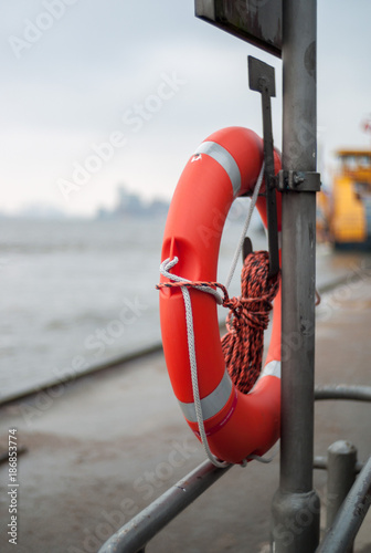 Rettungsring im Hafen