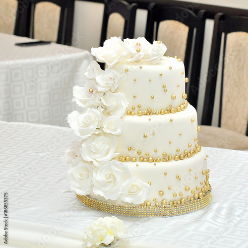wedding cake with roses photo