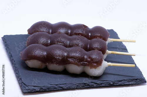 こしあんののった団子