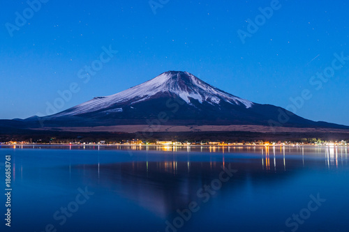 富士山と山中湖の夜景 © beeboys