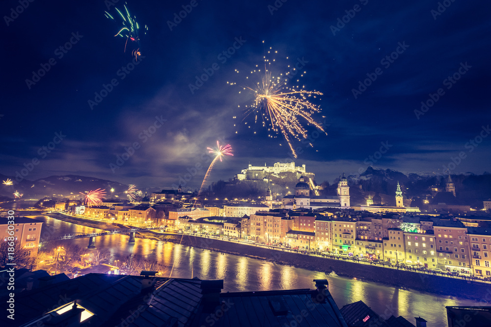 Φωτογραφία Feuerwerk über der Altstadt von Salzburg, Festung Hohensalzburg