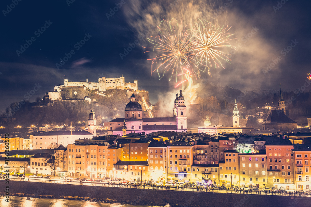 Naklejka premium Fajerwerki nad starówką Salzburga, twierdzą Hohensalzburg