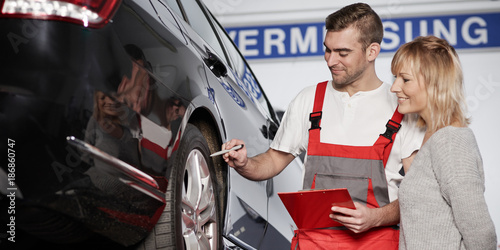 Mechaniker und Kundin in der Werkstatt