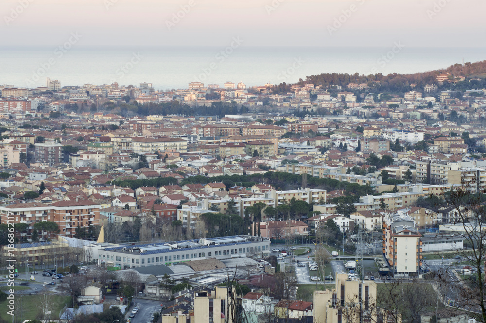 città con vista panoramica sul mare di pesaro