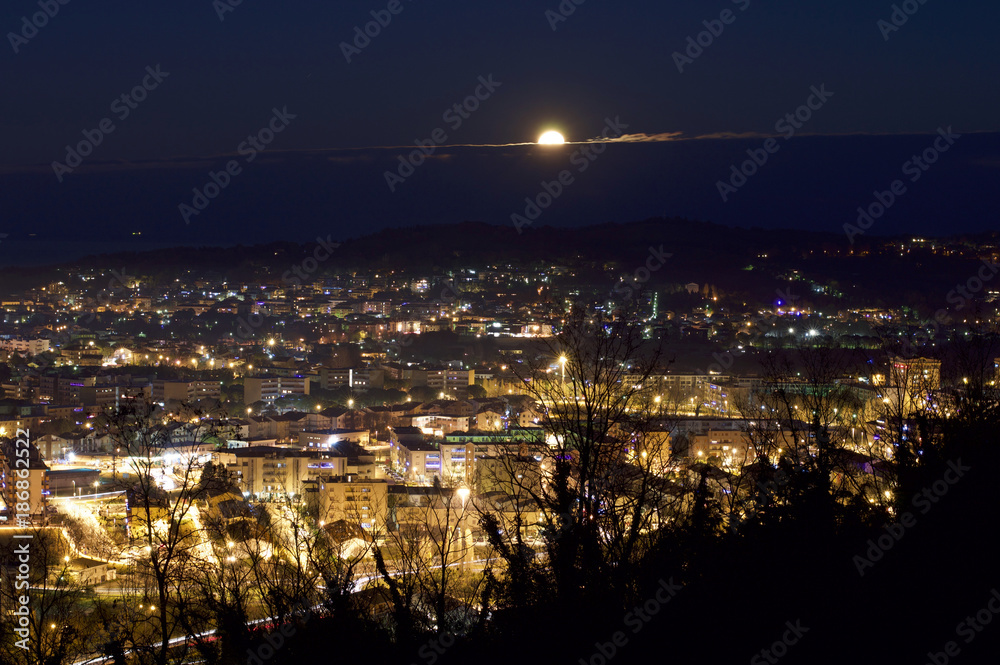 vista panoramica notturna con sorgere della luna a Pesaro