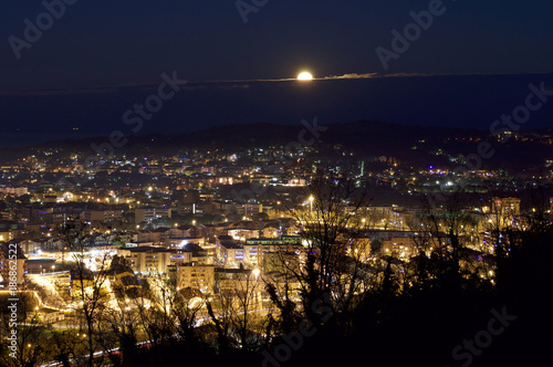 vista panoramica notturna con sorgere della luna a Pesaro