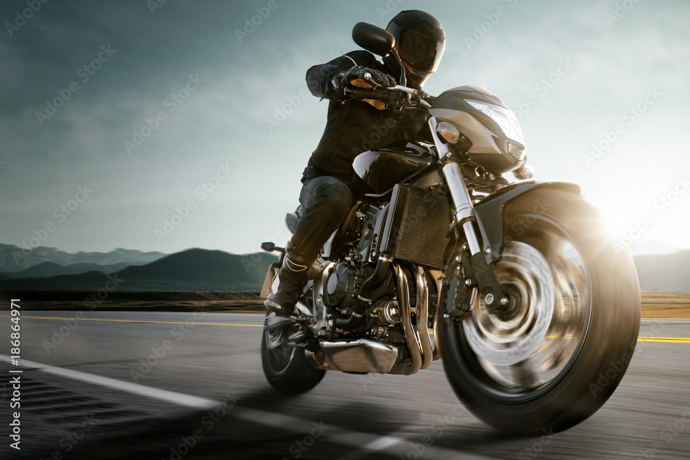 Obraz premium Motocykl na wiejskiej drodze.