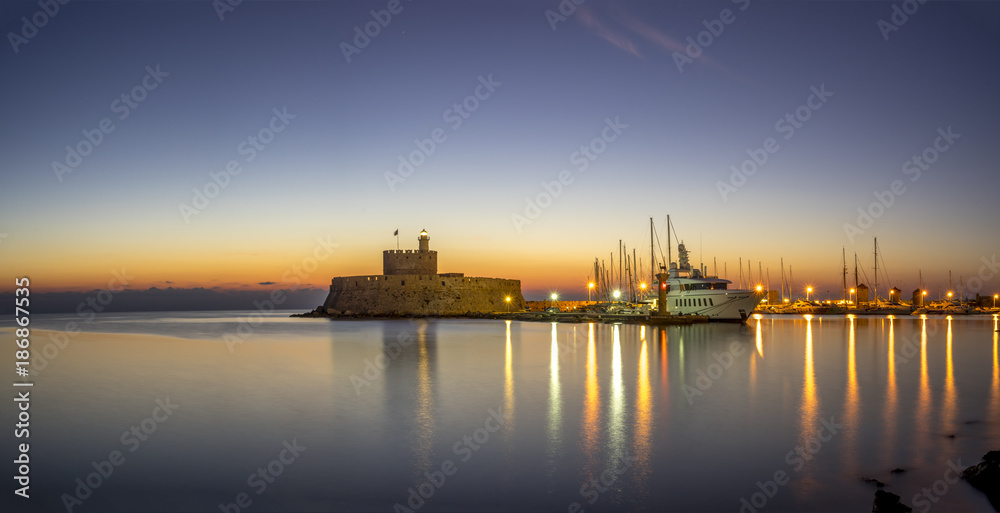 Φωτογραφία Agios Nikolaos fortress on the Mandraki harbour of Rhodes Greece