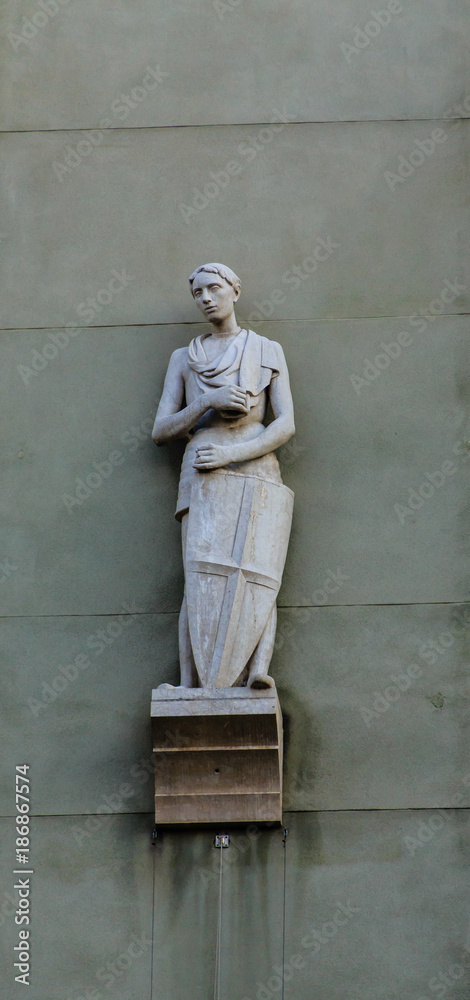 Obraz premium Grey Statue on Green Wall