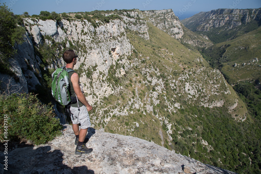 Naklejka premium Escursionista sull'abisso, riserva naturale orientata Cavagrande del Cassibile 