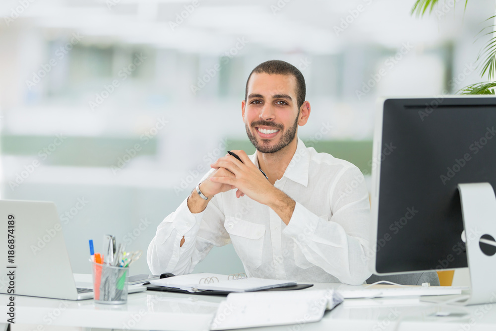 Obraz premium handsome arab businessman