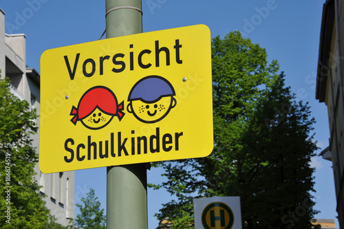 Schulkinder, Schild, Vorsicht, Spiel, Kind, Kinder, Warnung, Gefahr, Unfall, Verkehr, Straßenverkehr, Schüler, Schule, Schulweg, Sicherheit photo