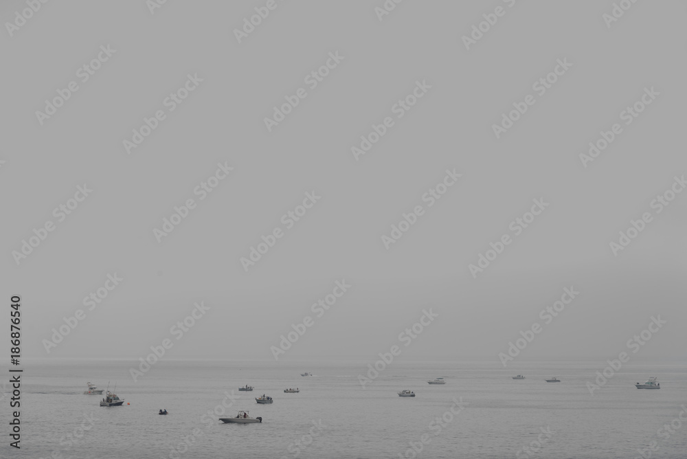 Barcas de pescadores en Costa Brava, Mediterráneo un día de intensa niebla, Girona, Cataluña, España Barcas de pescadores en Costa Brava, Mediterráneo un día de intensa niebla, Girona, Cataluña, España