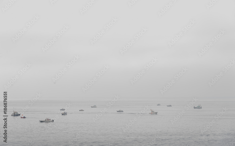 Barcas de pescadores en Costa Brava, Mediterráneo un día de intensa niebla, Girona, Cataluña, España