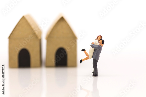 Quadro su tela Miniature couple, couple hugged area front of house