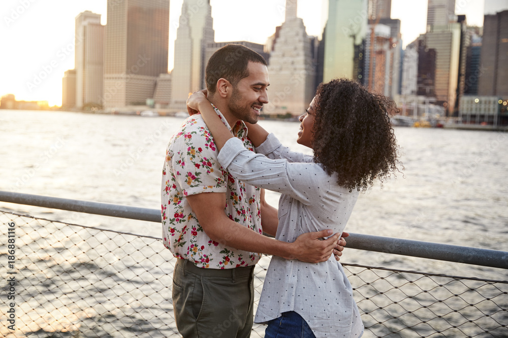 Fototapeta premium Romantic Young Couple With Manhattan Skyline In Background