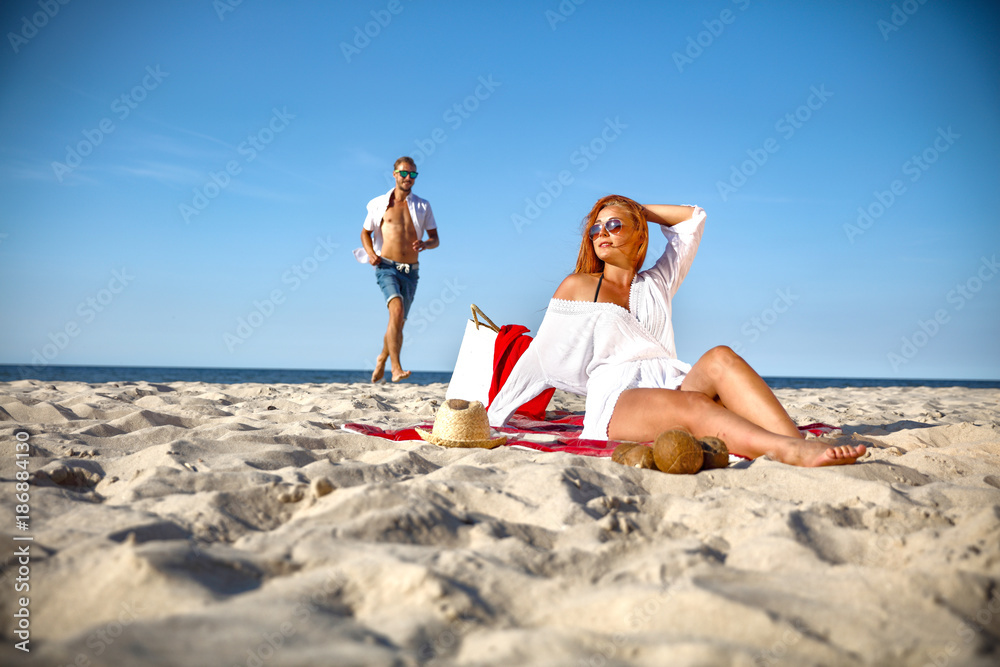 Fototapeta premium summer time and lovers on beach 