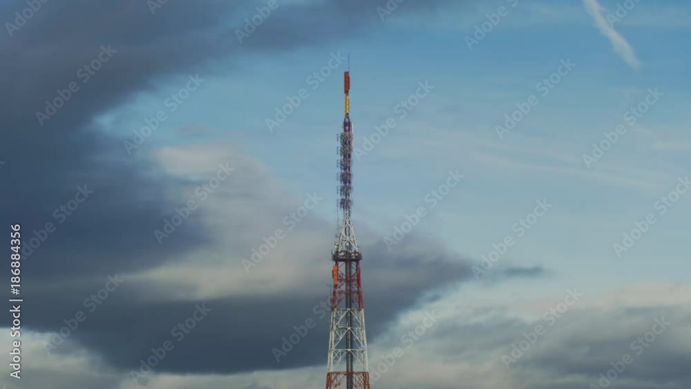 time lapse antena y nubes pasando por ella