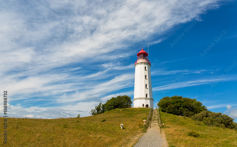 Leuchtturm auf der Insel Hiddensee mit Mensch und Hund