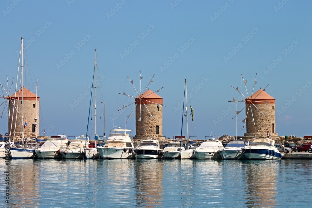 windmühlen im Hafen von Rhodos