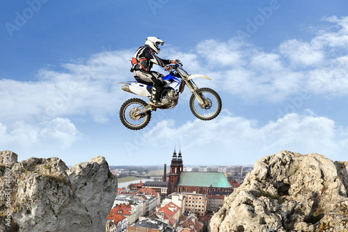 Motocross, skok przez skały nad miastem Opole.