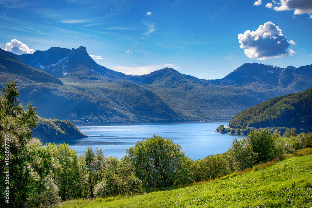 Blick über einen Fjord in Norwegen