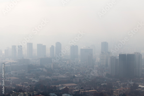 Plakat Smog nad Seulem