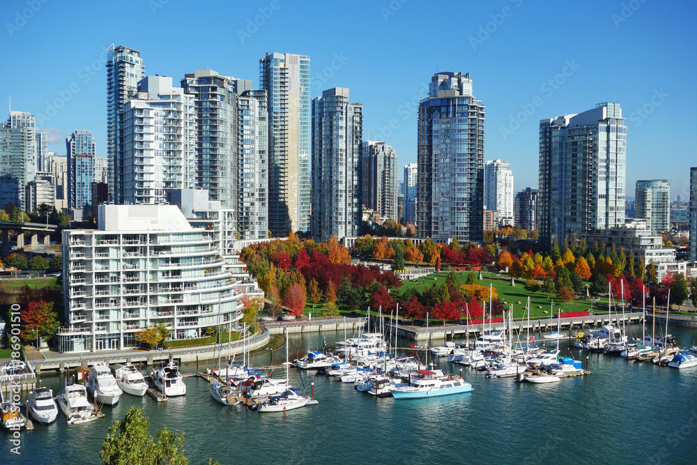 Naklejka premium Jesienny krajobraz false creek w centrum Vancouver, BC, Kanada