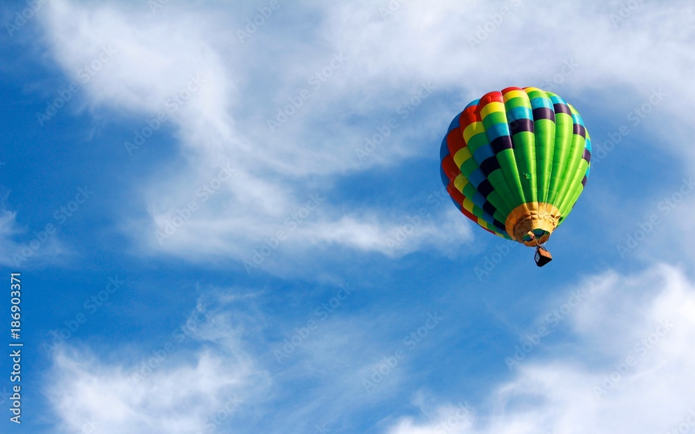 Naklejka premium Latanie wysoko na niebie