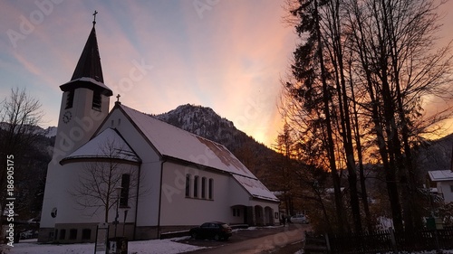 Kirche Neuhaus beim Sonnenuntergang