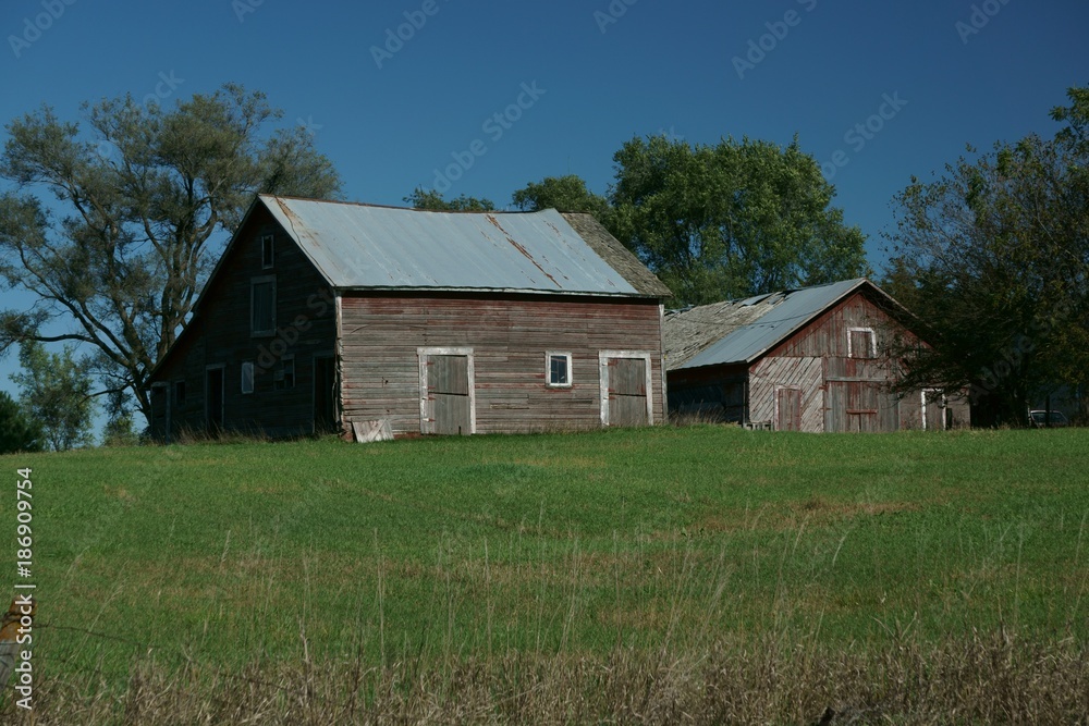 Midwesterner's love barns -- symbols of our farming heritage. Midwesterner's love barns -- symbols of our farming heritage.