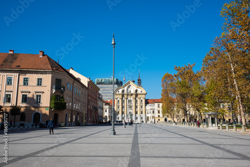 旅、ヨーロッパ、Slovenia, Ljubljana、リュブリャーナ,Congress Square,Ursuline Church of Holy Trinity