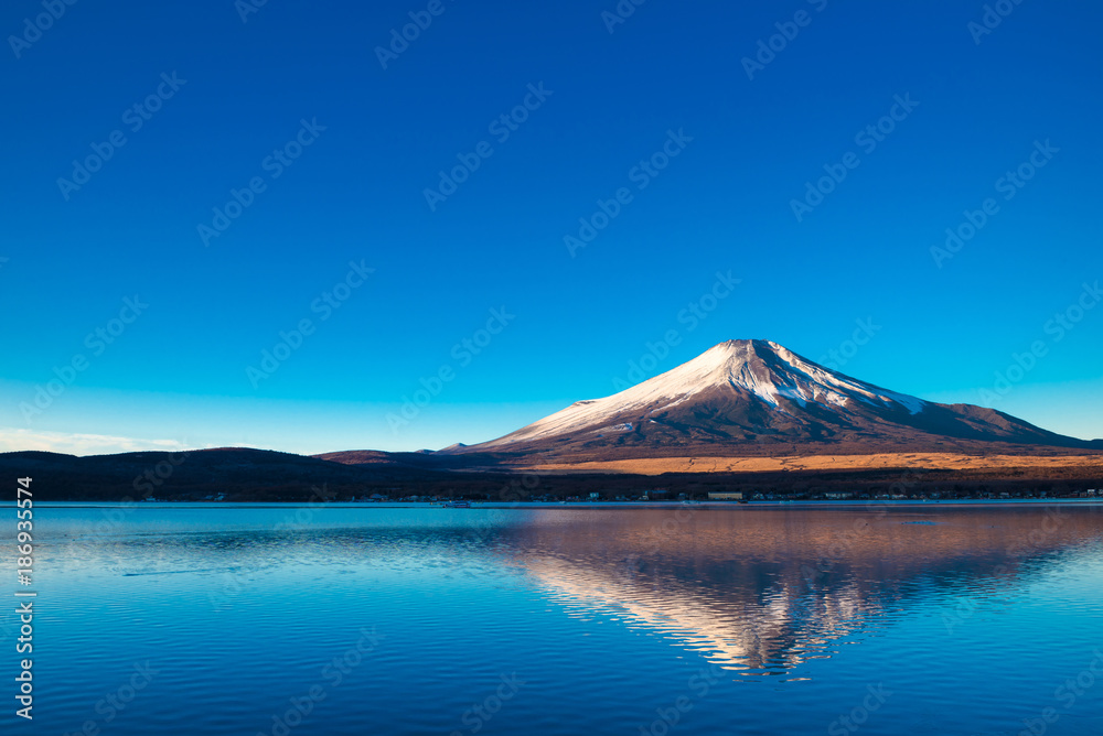 富士山と山中湖の逆さ富士