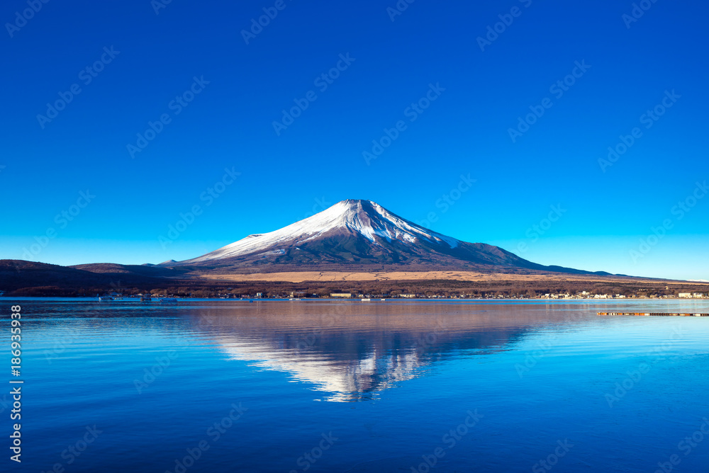 富士山と山中湖の逆さ富士