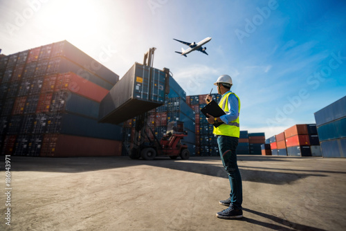 Foto Foreman control loading Containers box to truck