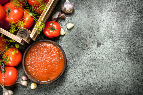 Tomato sauce with spices and garlic in a bowl.