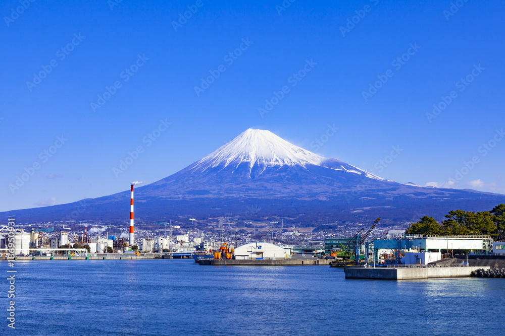 冬の富士山、静岡県富士市田子の浦港にて