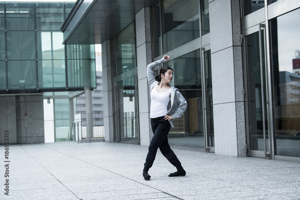 Fototapeta premium Woman dancing in the city
