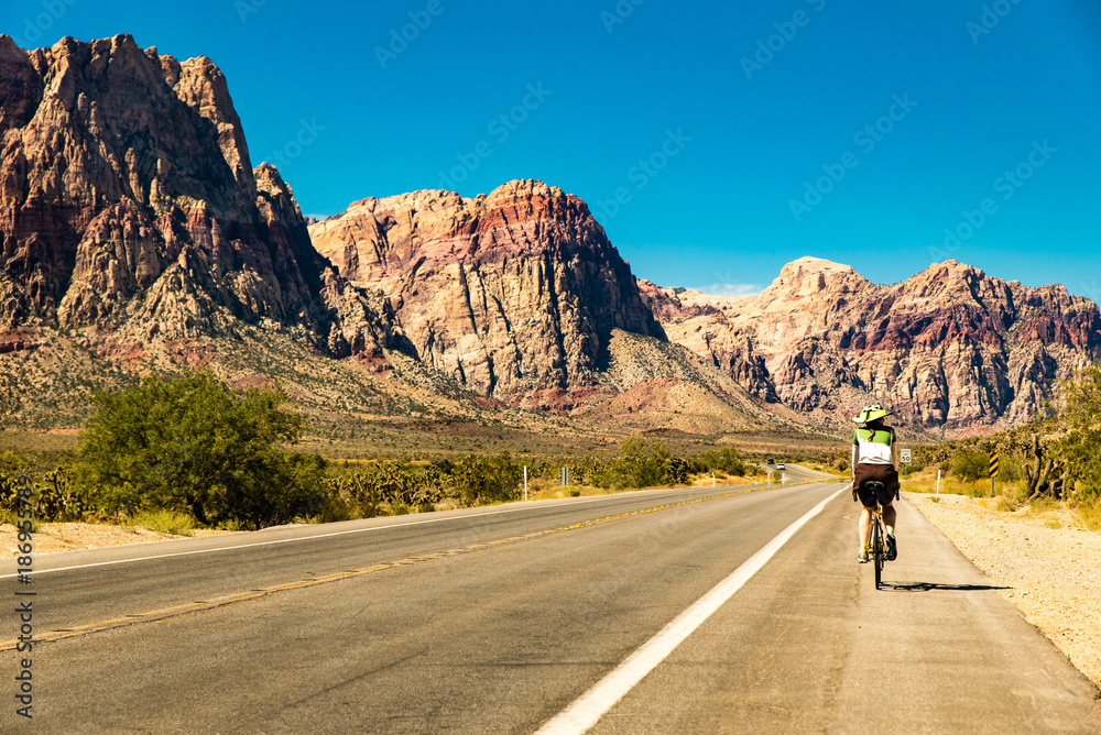 Fototapeta premium Radfahrer im Red Rock Canyon Nevada