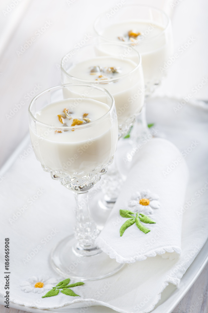 Crema tibia de espárragos blancos con berberechos, comida creativa y de gourmet para Navidad y otras celebraciones Crema tibia de espárragos blancos con berberechos, comida creativa y de gourmet para Navidad y otras celebraciones