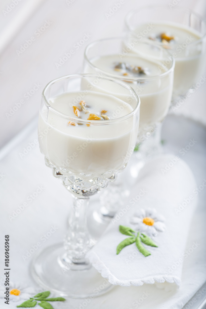Crema tibia de espárragos blancos con berberechos, comida creativa y de gourmet para Navidad y otras celebraciones Crema tibia de espárragos blancos con berberechos, comida creativa y de gourmet para Navidad y otras celebraciones
