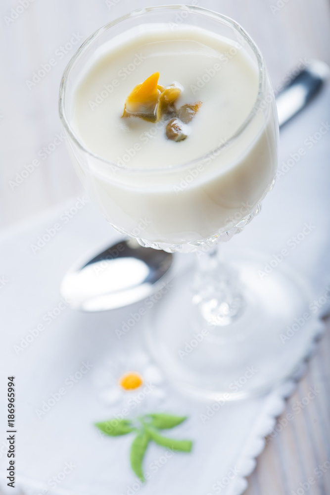 Crema tibia de espárragos blancos con berberechos, comida creativa y de gourmet para Navidad y otras celebraciones Crema tibia de espárragos blancos con berberechos, comida creativa y de gourmet para Navidad y otras celebraciones