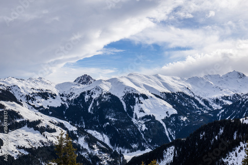 Wolken über Berglandschaft im Winter
