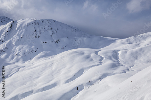 Verschneite Landschaft am Berg mit viel Schnee im Winter