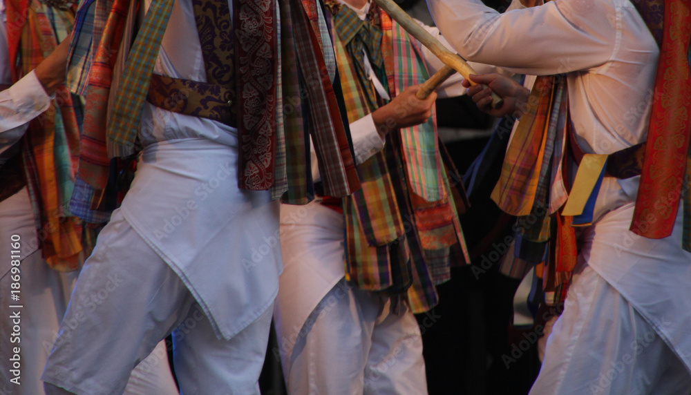 Obraz premium Bailarines de folk vasco durante una actuación