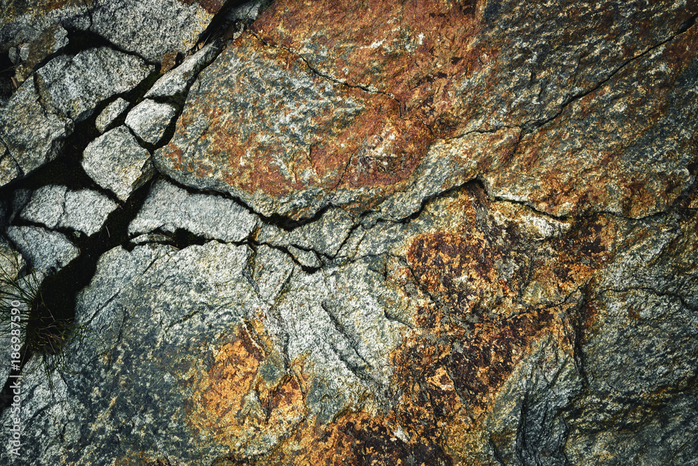 Obraz premium rusty granite crack of rock