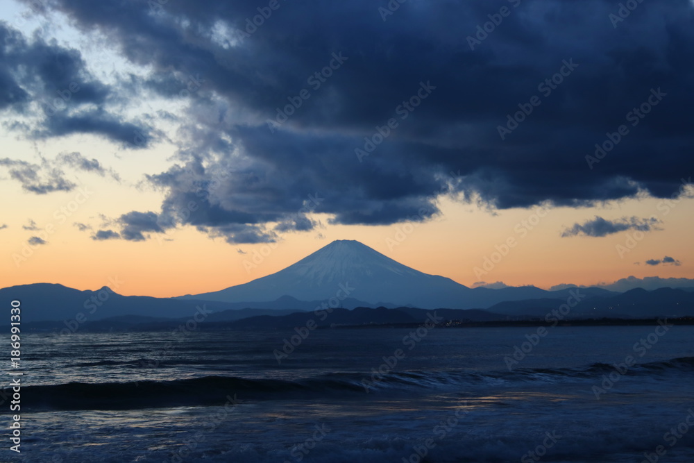 富士山の夕景（江ノ島付近から撮影）